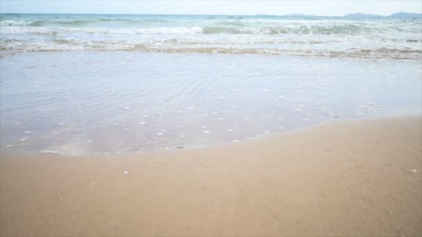 Медленно движущийся живописный ландшафт природы от побережья морских волн до пляжа с камнем и скалой для концепции летнего отдыха
 - Кадры, видео