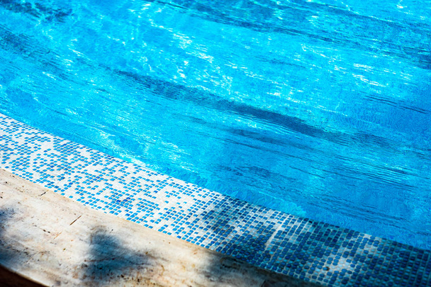 Carta vacanze estiva con piscina all'aperto con acqua cristallina blu - Foto, immagini