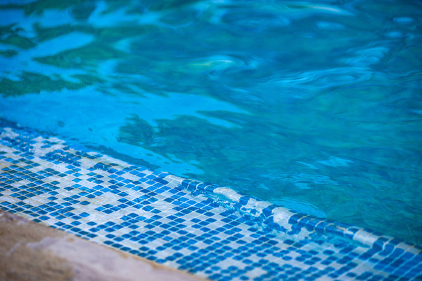 澄んだ青い水と屋外プール付きの夏休みカード - 写真・画像