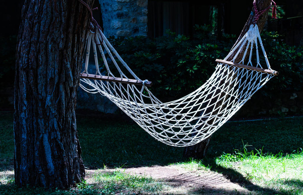 El mejor lugar para descansar en una hamaca del jardín
 - Foto, Imagen