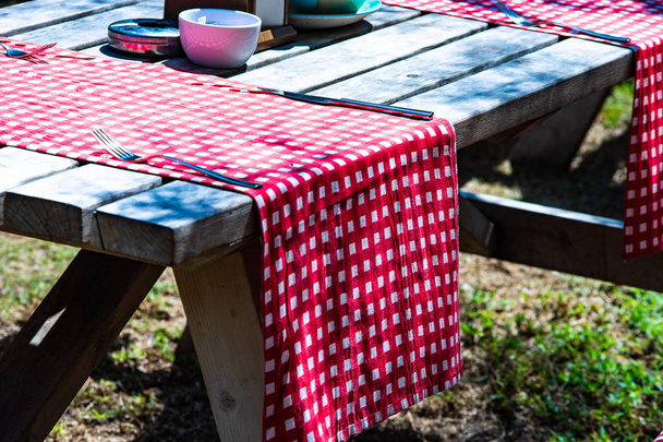 Tuinfeest tafel geserveerd met bestek in platteland stijl - Foto, afbeelding