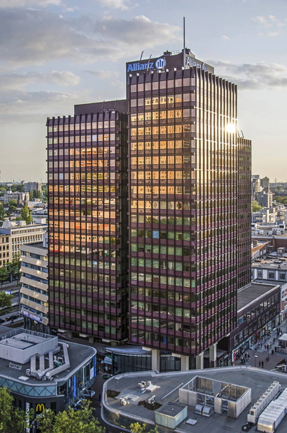 Rotterdam, Países Bajos, 31 de agosto de 2018: la torre de oficinas Coolse Poort con su color purpúreo distict, arquitecto Groosman Partners, 1979, durante la hora dorada
 - Foto, Imagen