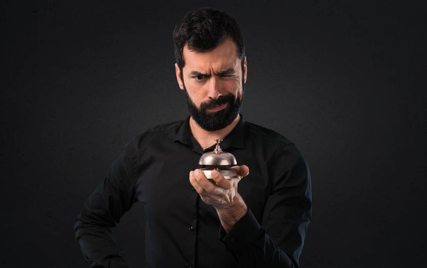 Jóképű férfi szakállal, ringbell, a fekete háttér - Fotó, kép