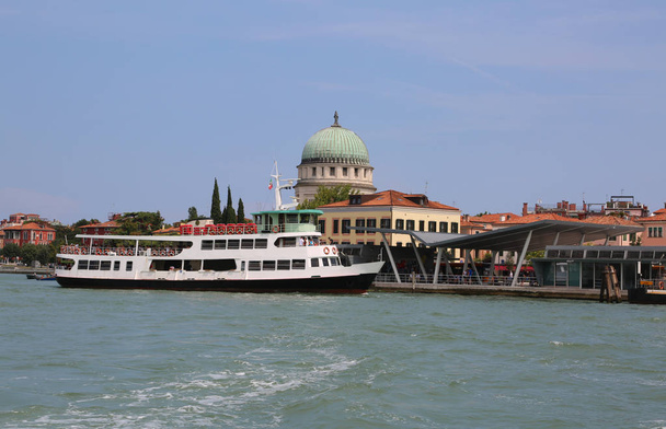 yolcular ve turistler İtalya Venedik Lido yakınındaki İtalyanca dil Vaporetto denilen taşımacılığı tekne - Fotoğraf, Görsel