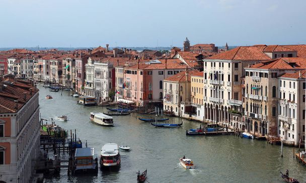 Geniş su yolu İtalya Venedik Canal Grande ile birçok tekne antik Saray aradı. - Fotoğraf, Görsel