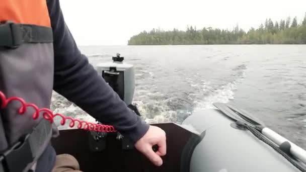 Ladoga Gölü üzerinde motorlu tekne sürüş adam - Video, Çekim