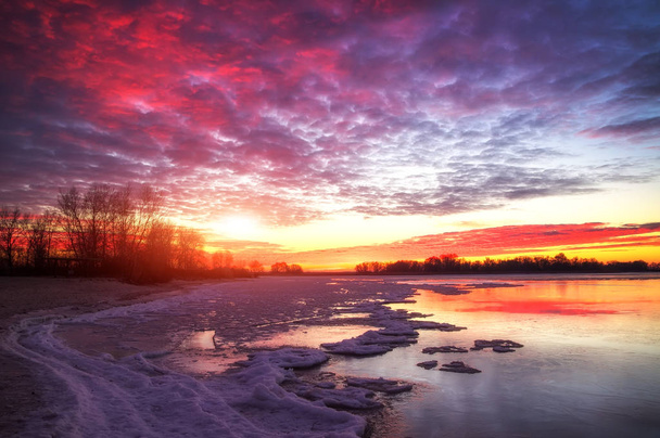 Gyönyörű színes téli táj, a befagyott tó és napnyugtakor ég. Rendkívüli időjárási jelenség - Fotó, kép