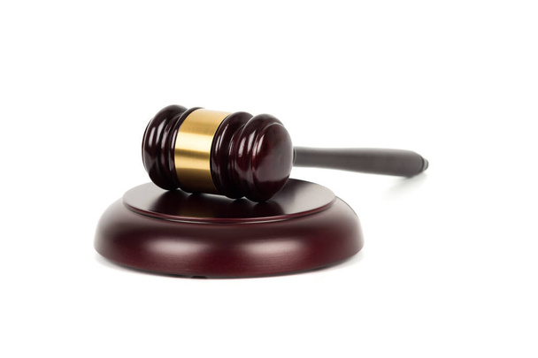 δικαστής ξύλινο σφυρί και soundboard σε άσπρο φόντο - Φωτογραφία, εικόνα