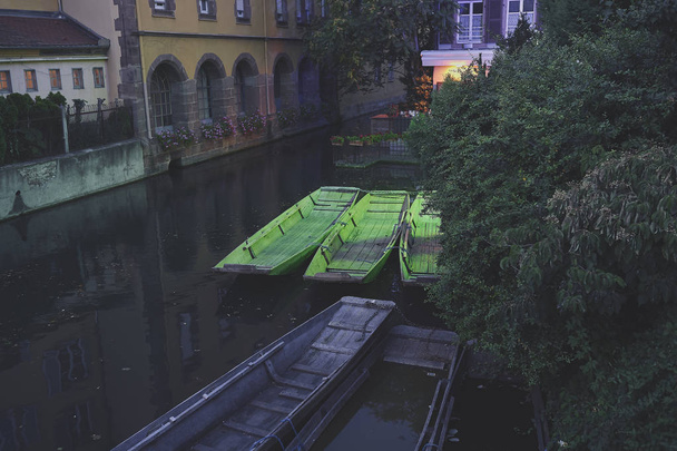 Petite Venise em Colmar. Barcos verdes
 - Foto, Imagem