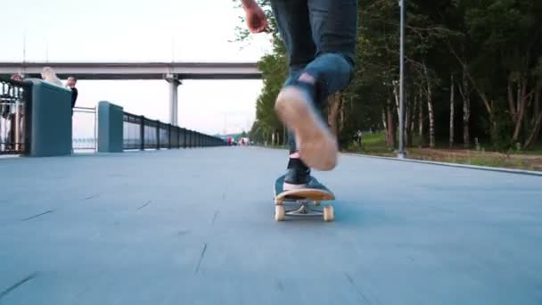 Чоловік їде на скейтборді і намагається зробити трюк на дошці
 - Кадри, відео
