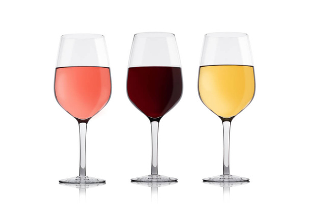 Κομψά ποτήρια λευκό κόκκινο και ροζ τριαντάφυλλο κρασί σε λευκό φόντο - Φωτογραφία, εικόνα