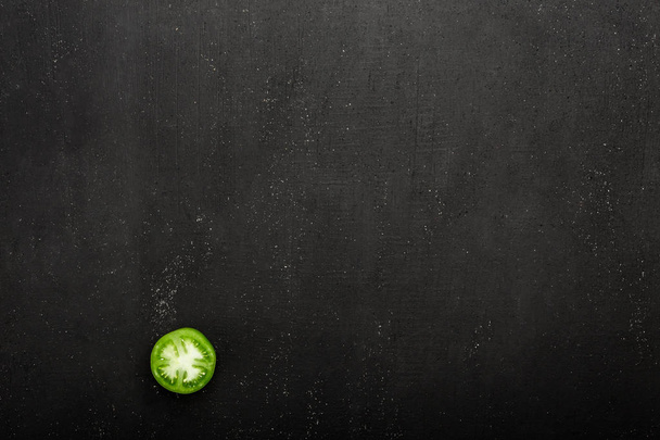 素朴な黒地にグリーン トマトを半分。ジューシーな野菜、トップ ビュー コピー スペース - 写真・画像