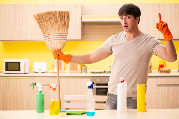 hombre soltero limpieza cocina en casa - Foto, Imagen