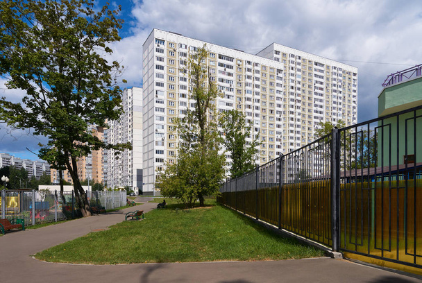 Ver en nuevos bloques de pisos en la calle Novatorov en Moscú en verano
 - Foto, imagen