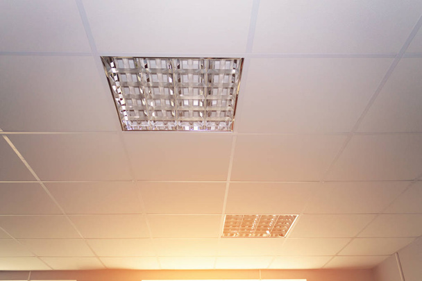 Fondo del techo en la oficina con luces fluorescentes
 - Foto, imagen