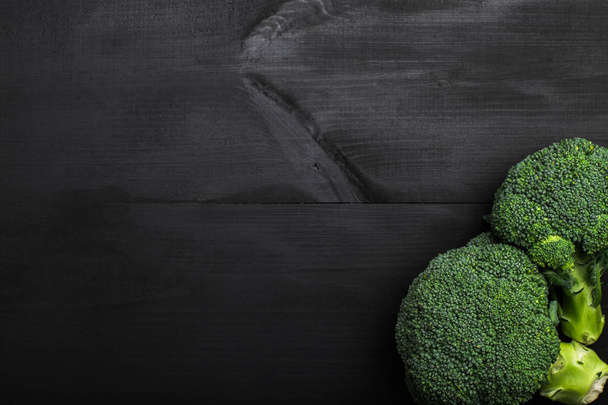 Broccoli freschi su tavola di legno rustico, verdure autunnali. Vista dall'alto e spazio di copia
 - Foto, immagini