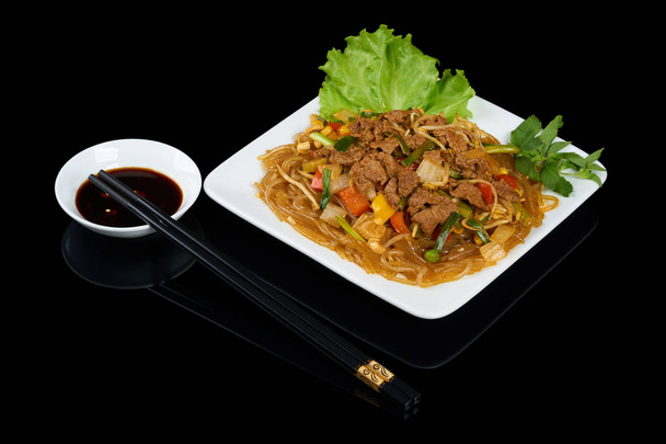 Vietnamesisches Gericht mien xao bo ist eine gebratene Glasnudel mit Rindfleisch und Gemüse - Foto, Bild