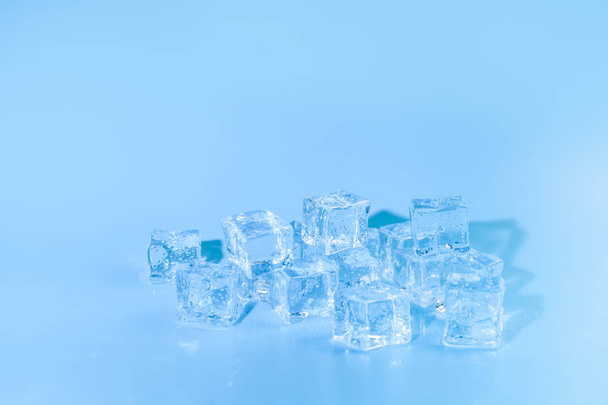 nedves jégkockát a kék háttér - Fotó, kép