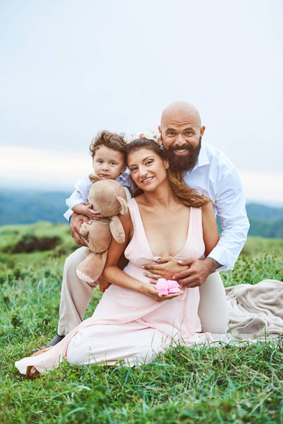 hispânico jovem sorrindo pais esperando para nascido bebê menina
 - Foto, Imagem