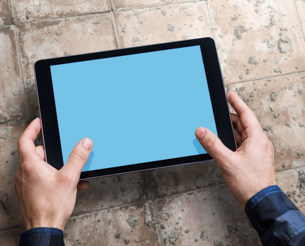 Bir dijital ile çalışan erkeğin tablet Pc. görünümü. Kırpma yolu - Fotoğraf, Görsel