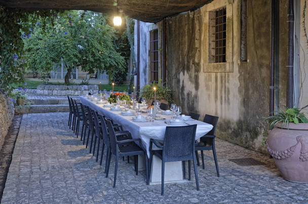 Olaszország, Szicília, terített asztal a kertben egy parasztház a vidéken - Fotó, kép