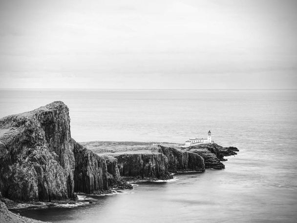 Klify Neist Point Cape i latarnia morska w czerni i bieli. Podróżujący w popularnych przeznaczenia na wyspie Isle of Skye, Szkocja. - Zdjęcie, obraz