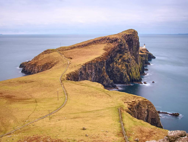 Wschód słońca nad Neist Point Lighthouse. Popularnych fotografów lokalizacja na wyspie Isle of Skye w Szkocji - Zdjęcie, obraz