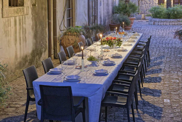 田舎の民家の庭でイタリア、シチリア島、セット テーブル - 写真・画像