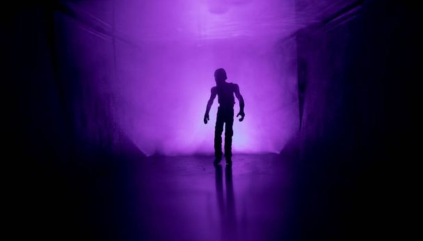 Silhouette raccapricciante nel buio edificio abbandonato. Il concetto di apocalisse zombie o corridoio scuro con silhouette di zombie horror spettrale in piedi con pose diverse
. - Foto, immagini