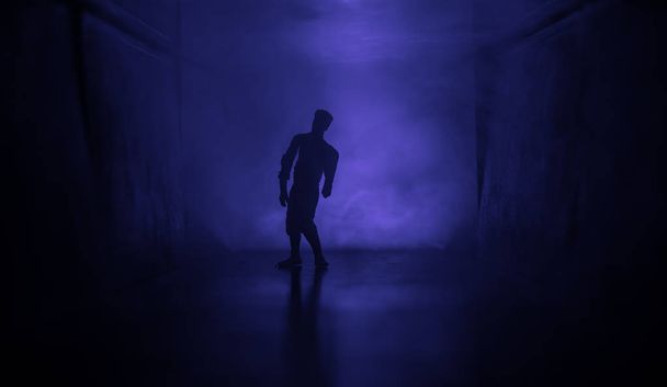 Silhouette effrayante dans le bâtiment sombre abandonné. Le concept d'apocalypse zombie ou couloir sombre avec silhouette de zombie d'horreur effrayant debout avec différentes poses
. - Photo, image