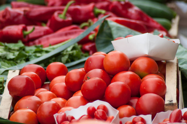 Close-up van biologische tomaten op de markt - Foto, afbeelding