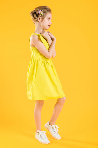 Chica posando sobre fondo amarillo
. - Foto, imagen