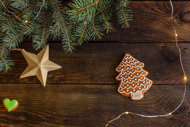 Biscuits au pain d'épice faits maison de Noël sur table en bois - Photo, image