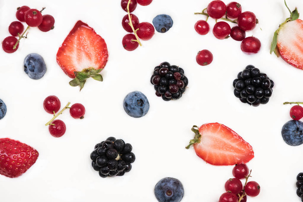 Vers fruit in yoghurt. - Foto, afbeelding