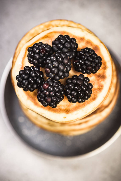 Blackberry fruits sur crêpe
. - Photo, image