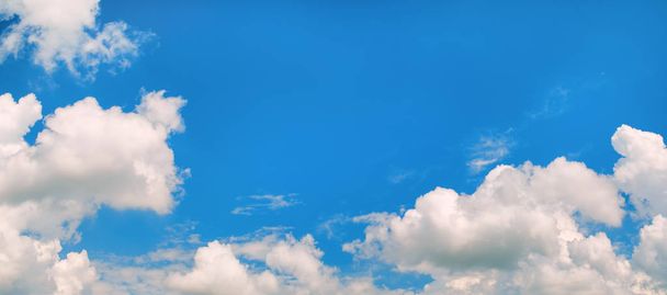Γαλάζιο φόντο με σύννεφα cumulus. Πανοραμικό στιγμιότυπο. - Φωτογραφία, εικόνα