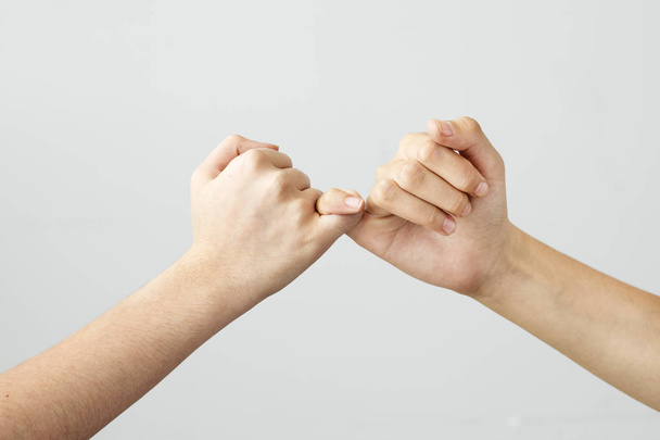 Le geste des mains signifie promesse
 - Photo, image