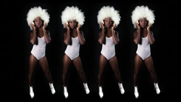 krásná Africká ženský model s velkým afro paruka tanec. Ideální pro stylový klub, diskotéku a módní události - Záběry, video