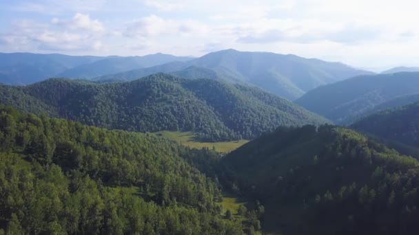 美しい山川と美しい森に飛んでいます。クリップ。航空カメラで撮影します。風景パノラマ。アルタイ、シベリア。空撮。緑の草で覆われた岩が多い丘の上のフライト。アルタイ山脈 - 映像、動画