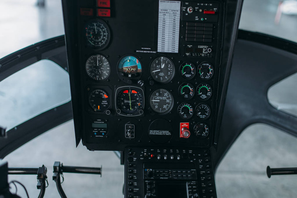 No interior da cabina de helicópteros, painel de controlo, ninguém. Painel no cockpit de helicóptero privado
 - Foto, Imagem