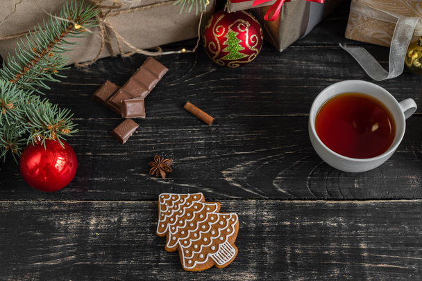 Biscuits au pain d'épice faits maison de Noël sur table en bois - Photo, image
