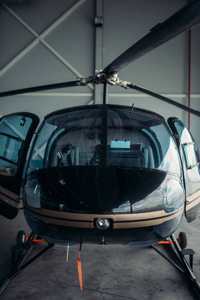 Malý vrtulník v hangáru, nikdo. Soukromá letecká společnost helikoptéra. Kontrolu vrtulníku před letem - Fotografie, Obrázek