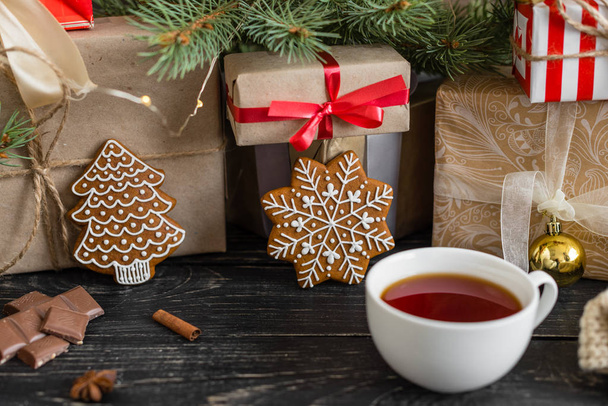 Рождественское пряничное печенье на деревянном столе - Фото, изображение