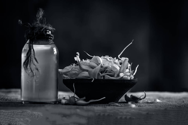 Close up view of garlic with oil in a glass bottle - 写真・画像