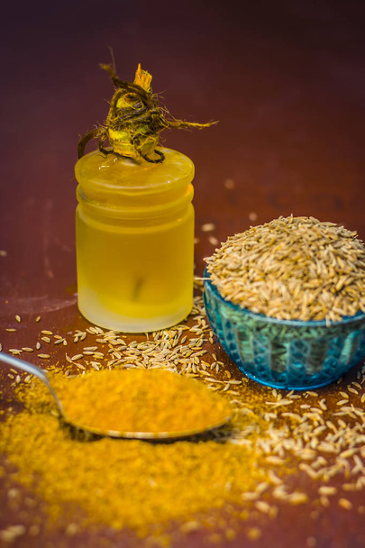 Семена черного тмина и экстрактное масло на деревянном столе
 - Фото, изображение