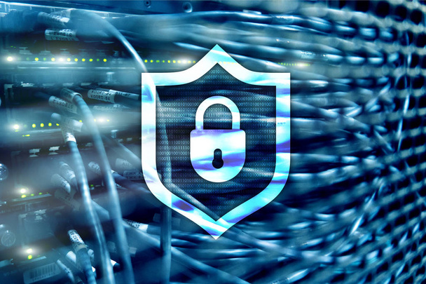 Icona dello scudo di protezione informatica sullo sfondo della stanza server. Sicurezza delle informazioni e rilevamento dei virus
. - Foto, immagini