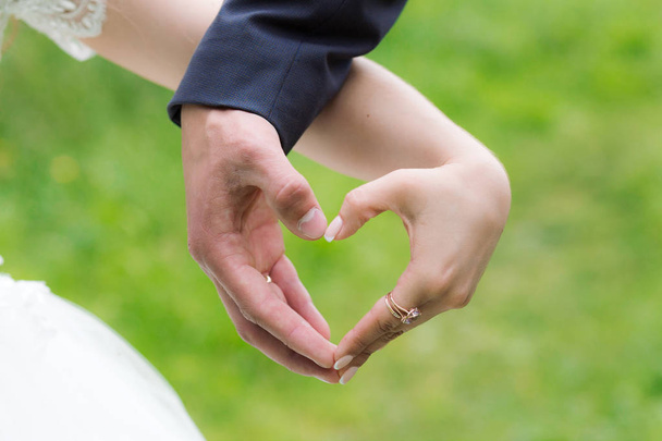 Wedding heart hands of newlywed couple - Φωτογραφία, εικόνα