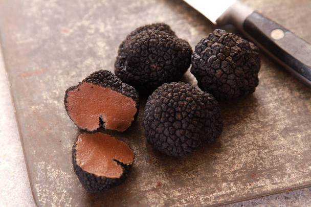 préparation de truffes noires fraîches
 - Photo, image