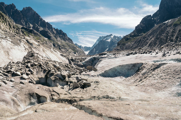 Creeks in the Glacier, Mer de Glace, Chamonix-Mont-Blanc,Haute-Savoie, Auvergne-Rhone-Alpes. It's a mountain in the Mont Blanc massif - Foto, afbeelding