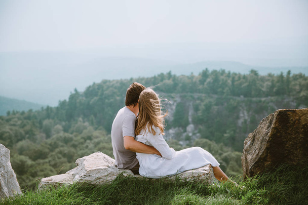 couple d'amour heureux regardant paysage d'été
  - Photo, image